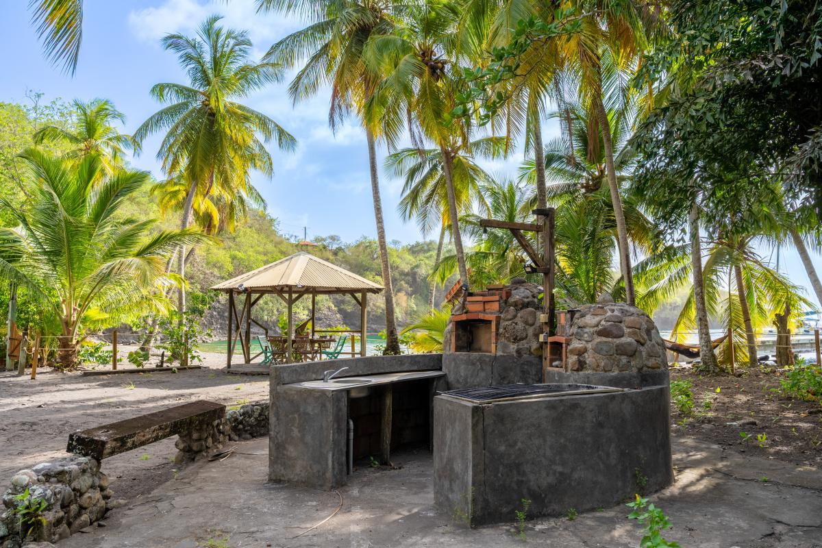 15 - barbecue-commun-sud-caraibe-anses-d-arlet-anse-noire-proche-plage